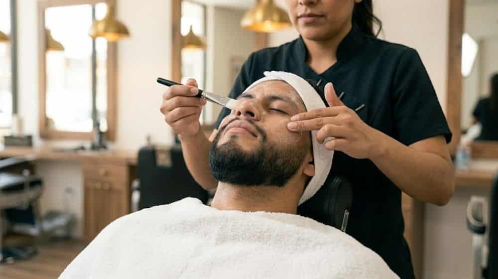 Hombre recibiendo una limpieza facial profesional en Tizayuca